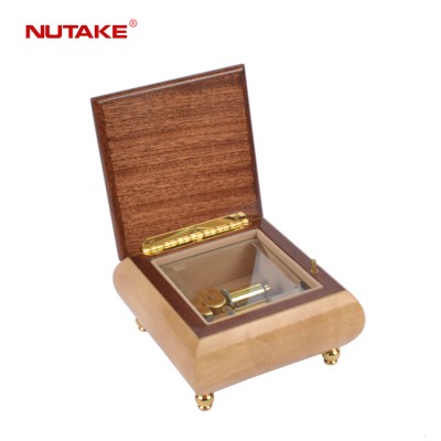 Natural wood colour 18 note deluxe gilded movement music box